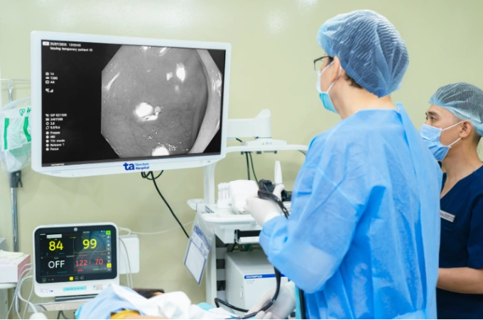 Bác sĩ Minh Hùng (phải) nội soi dạ dày cho người bệnh. Ảnh: Bệnh viện Đa khoa Tâm Anh