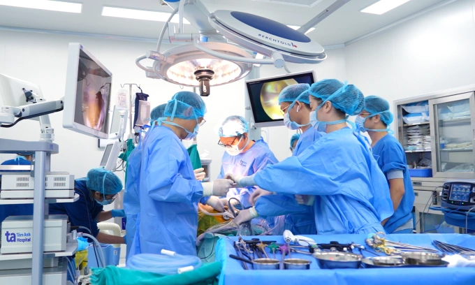 Phẫu thuật ung thư thực quản cho người hút thuốc lá lâu năm. Ảnh: Bệnh viện Đa khoa Tâm Anh