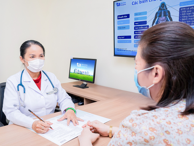 Bác sĩ Khuyên tư vấn liệu trình giảm cân cho bà Minh. Ảnh: Bệnh viện Đa khoa Tâm Anh