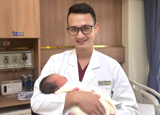 Ths.BS Lê Quang Đô bế con gái chị An sau khi chào đời. Ảnh: IVF Tâm Anh