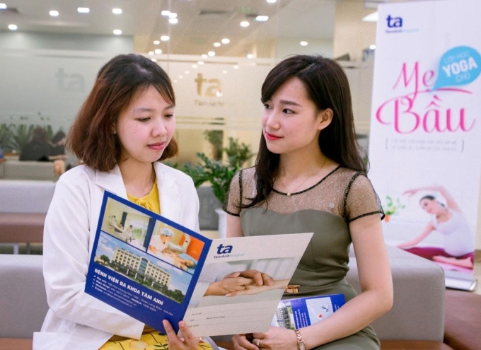 Bác sĩ tư vấn theo dõi và thăm khám thai định kỳ cho mẹ bầu. Ảnh: Bệnh viện Đa khoa Tâm Anh