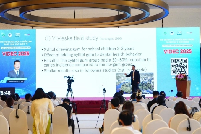 Tiến sĩ, bác sĩ nha khoa Akira Hamura chia sẻ những nghiên cứu về xylitol trên toàn cầu và khả năng phòng ngừa sâu răng của chất đường rượu này, tại hội nghị VIDEC tháng 8 tại Hà Nội. Ảnh:
