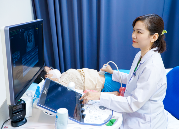 Bác sĩ Phương siêu âm cho một thai phụ. Ảnh minh họa: Phòng khám Đa khoa Tâm Anh Quận 7