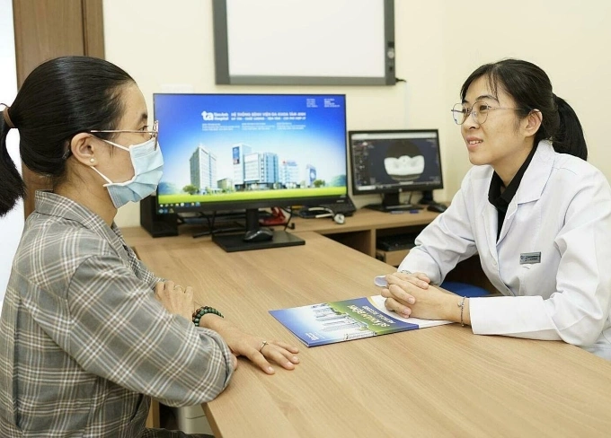 Bác sĩ Hạnh khám cho người bệnh. Ảnh: Bệnh viện Đa khoa Tâm Anh