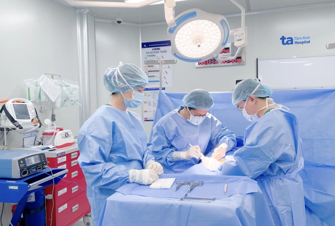 Bác sĩ Huy (giữa) phẫu thuật hạ tinh hoàn cho anh Toàn. Ảnh: Bệnh viện Đa khoa Tâm Anh - Quận 8