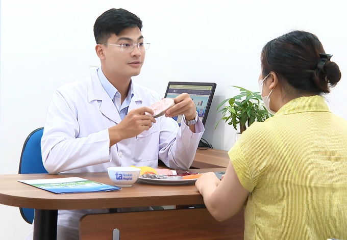 Tiến sĩ An tư vấn chế độ dinh dưỡng cho người bệnh. Ảnh: Bệnh viện Đa khoa Tâm Anh
