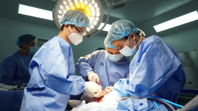 Bác sĩ Vũ kiểm tra tình trạng chức năng vận động khớp của người bệnh sau phẫu thuật. Ảnh: Bệnh viện Đa khoa Tâm Anh