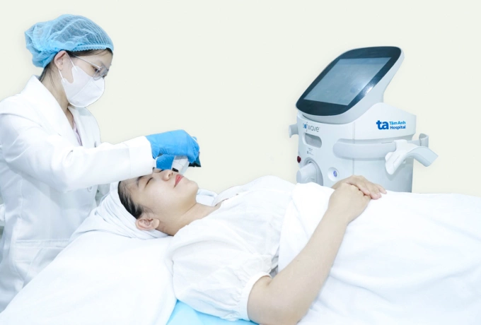 Bác sĩ Linh sử dụng công nghệ SUPERB để se khít lỗ chân lông cho một phụ nữ. Ảnh minh họa: Bệnh viện Đa khoa Tâm Anh