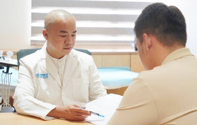 Bác sĩ Duy tư vấn cho bệnh nhân. Ảnh: Lâm Anh