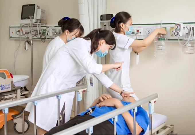 Bác sĩ Bệnh viện Đa khoa Tâm Anh cấp cứu cho người bệnh đột quỵ. Ảnh minh họa: Bệnh viện cung cấp
