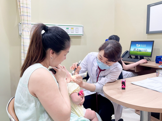 Bác sĩ Vân khám cho một bệnh nhi. Ảnh minh họa: Phòng khám Đa khoa Tâm Anh Quận 7