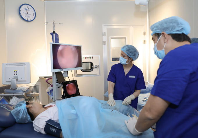 Các bác sĩ thực hiện kỹ thuật nội soi buồng tử cung cho người bệnh trước khi chuyển phôi thụ tinh ống nghiệm. Ảnh: Nguyễn Thắng
