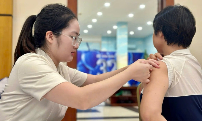 Một bệnh nhân tiêm phòng cúm mùa. Ảnh: Ngân Dương
