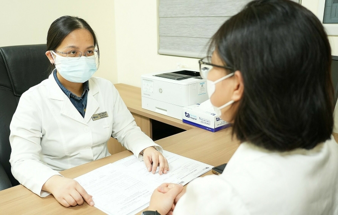 Bác sĩ Huyền tư vấn cho người bệnh. Ảnh minh họa: Bệnh viện Đa khoa Tâm Anh