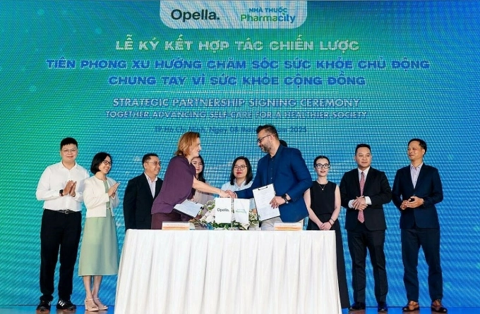 Đại diện Pharmacity và Opella Việt Nam ký kết hợp tác chiến lược tại sự kiện. Ảnh: Opella Việt Nam