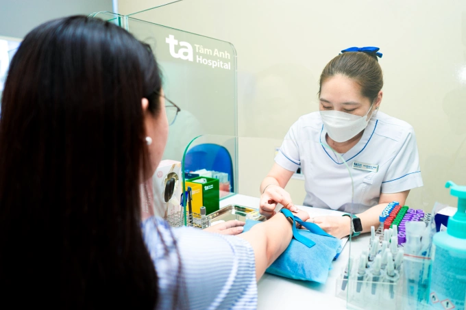 Một thai phụ lấy máu xét nghiệm sàng lọc trước sinh tại Phòng khám Đa khoa Tâm Anh Quận 7. Ảnh: Thanh Luận