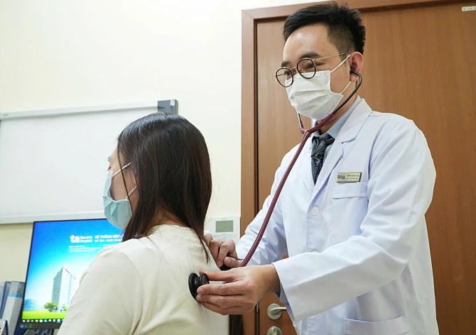 Bác sĩ Đông Hải kiểm tra sức khỏe cho chị Nguyệt trong lần tái khám. Ảnh: Bệnh viện Đa khoa Tâm Anh
