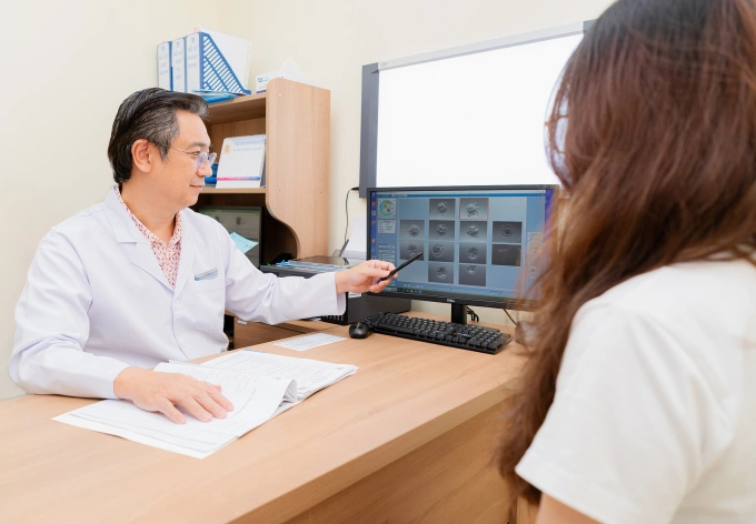Bác sĩ Tuân khám cho một bệnh nhân. Ảnh minh họa: Bệnh viện Đa khoa Tâm Anh - Quận 8