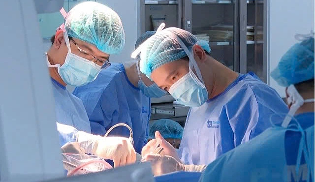 Các bác sĩ phẫu thuật cho người bệnh vỡ túi phình. Ảnh: Bệnh viện Đa khoa Tâm Anh
