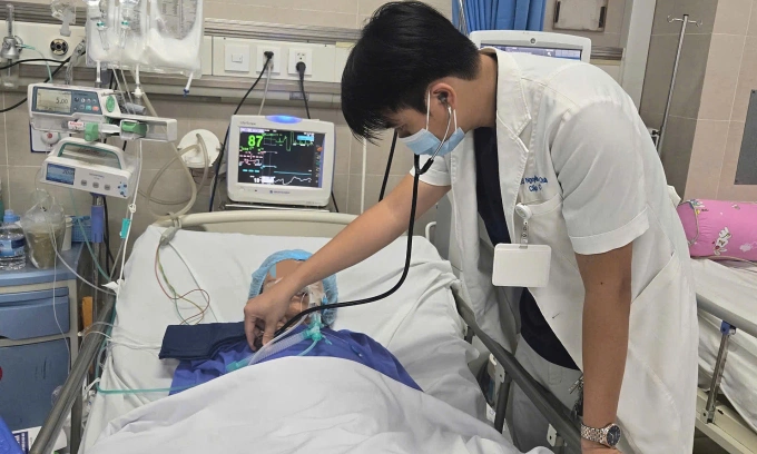 Cụ bà nguy kịch sa khi uống nhầm thuốc cai nghiện. Ảnh: Bệnh viện cung cấp