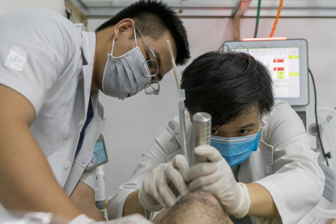 Bác sĩ Khoa Cấp cứu, Bệnh viện Nhân dân 115. Ảnh: Khương Nguyễn