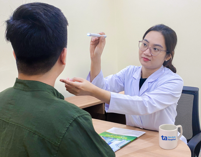 Bác sĩ Dung khám da cho người bệnh. Ảnh: Phòng khám Đa khoa Tâm Anh Quận 7