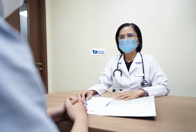Bác sĩ Hương đang tư vấn điều trị cho ông Đạt. Ảnh: Bệnh viện Đa khoa Tâm Anh
