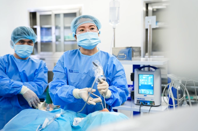 Bác sĩ Hằng (đứng) đang phẫu thuật nội soi mũi xoang cho người bệnh. Ảnh: Bệnh viện Đa khoa Tâm Anh