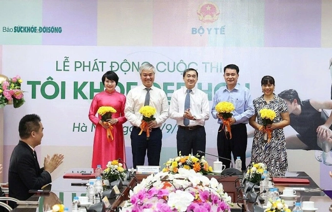 TTƯT.GS.TS Trần Văn Thuấn, Thứ trưởng Bộ Y tế, Trưởng ban chỉ đạo cuộc thi 4 tặng hoa cho Hội đồng giám khảo. Ảnh: Herbalife