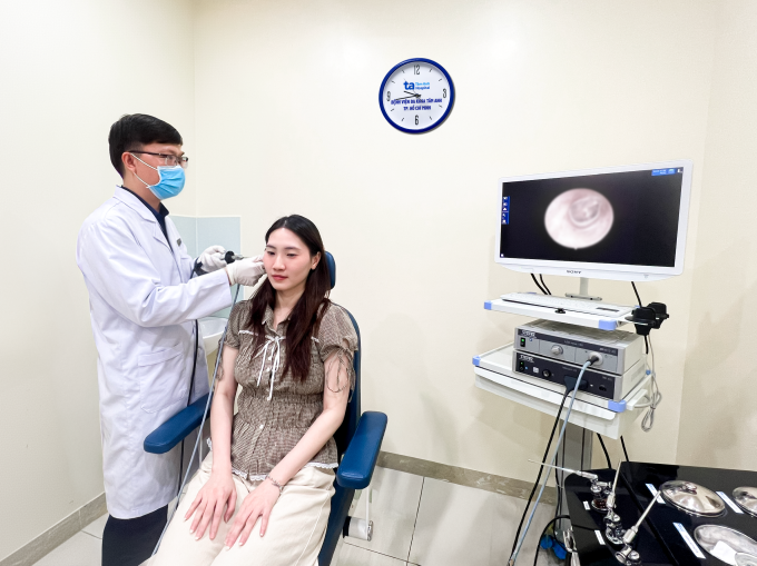 Bác sĩ Phát đang nội soi tai cho một người bệnh. Ảnh: Phòng khám Đa khoa Tâm Anh Quận 7