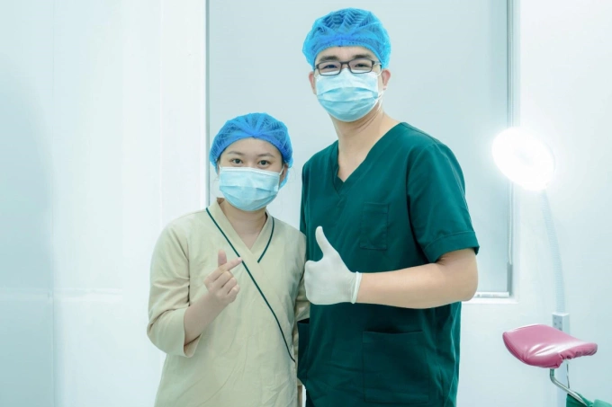 Thạc sĩ, bác sĩ Nguyễn Gia Cường cùng khách hàng. Ảnh: Ethics