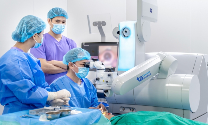 Bác sĩ phẫu thuật xóa tật khúc xạ. Ảnh minh họa: Bệnh viện Đa khoa Tâm Anh