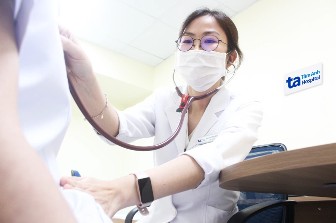 Bác sĩ Hy khám cho một bệnh nhi dậy thì sớm. Ảnh minh họa: Bệnh viện Đa khoa Tâm Anh
