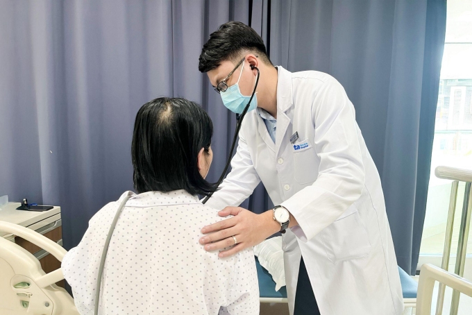Bác sĩ Long kiểm tra sức khỏe cho chị Cúc trước lúc xuất viện. Ảnh: Hạ Vũ