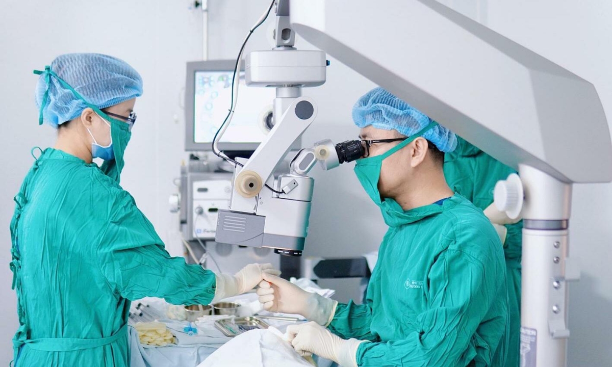 Mổ '2 trong 1' ngăn mù lòa do cườm nước, cườm khô