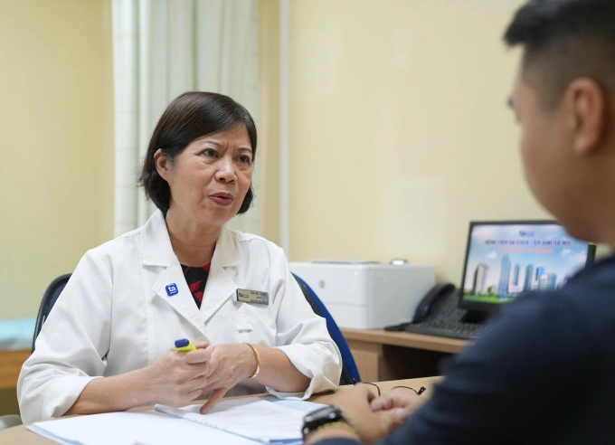 Bác sĩ chuyên khoa Thần kinh Đột quỵ khám cho người bệnh. Ảnh minh họa: Bệnh viện Đa khoa Tâm Anh