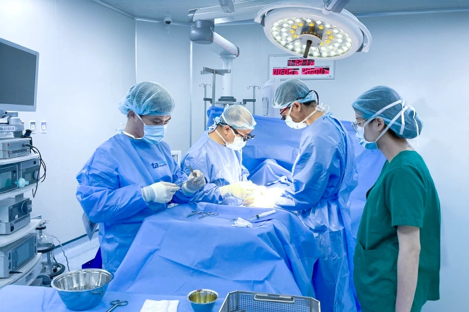 Bác sĩ Vũ (thứ hai từ phải sang) phẫu thuật bóc tách khối u cho bé Trân. Ảnh: Bệnh viện Đa khoa Tâm Anh TP HCM