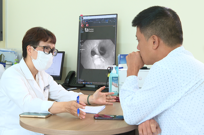 Bác sĩ tư vấn kết quả nội soi phế quản cho anh Minh. Ảnh: Bệnh viện Đa khoa Tâm Anh
