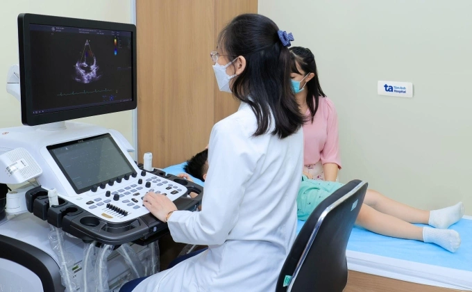 Một bệnh nhi được siêu âm bụng khi đi khám sức khỏe. Ảnh minh họa: Bệnh viện Đa khoa Tâm Anh