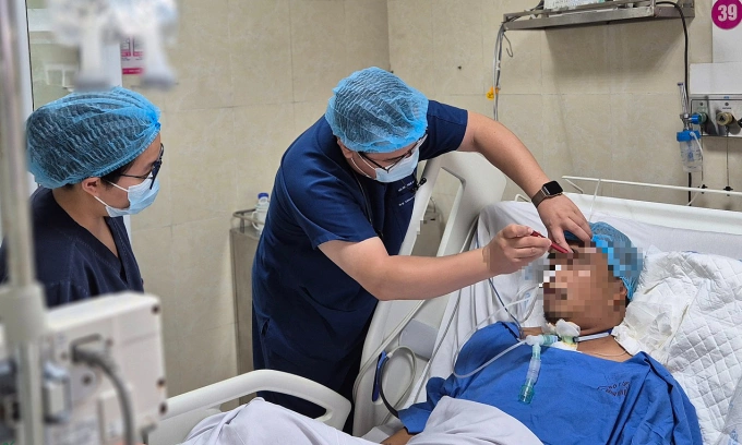 Bệnh nhân qua cơn nguy kịch, đang được theo dõi tiếp tại bệnh viện. Ảnh: Bộ Y tế
