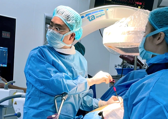 Bơm xi măng sinh học cho bệnh nhân xẹp đốt sống với máy C-arm và màn hình tăng sáng. Ảnh: Bệnh viện Đa khoa Tâm Anh