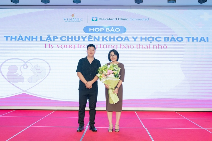 Gia đình chị Trịnh Linh Chi - anh Vũ Xuân Linh tặng hoa cám ơn ThS.BS Đinh Thị Hiền Lê trong họp báo thành lập chuyên khoa y học bào thai. Ảnh: Vinmec