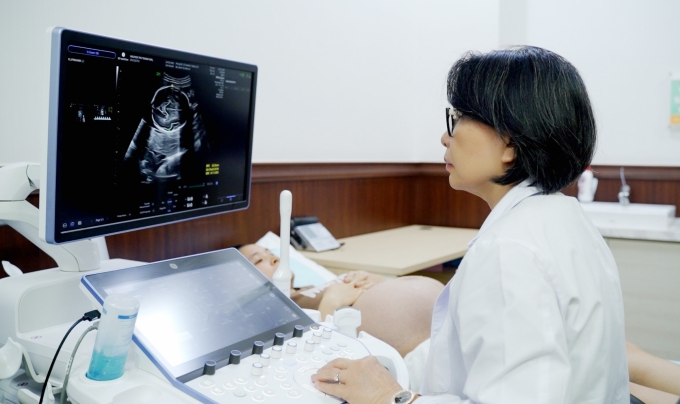 Bác sĩ Hiền Lê khuyến cáo, việc khám thai đúng lịch và siêu âm đầy đủ các mốc quan trọng có ý nghĩa quyết định trong việc phát hiện sớm bất thường, mở rộng cơ hội sống cho thai nhi. Ảnh: Vinmec
