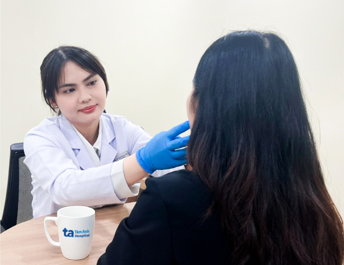 Bác sĩ Trân khám da cho người bệnh. Ảnh minh họa: Bệnh viện Đa khoa Tâm Anh