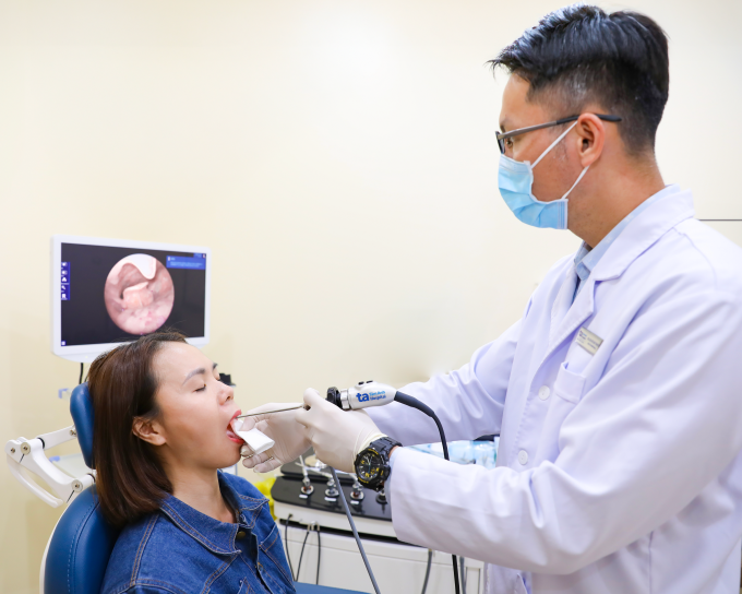 Bác sĩ Thạch đang nội soi họng cho một người bệnh. Ảnh: Phòng khám Đa khoa Tâm Anh Quận 7