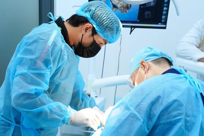 Bác sĩ Parkview Dental điều trị cho bệnh nhân. Ảnh: Parkview Dental