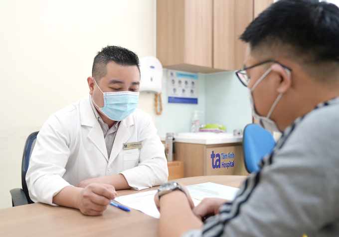 Bác sĩ Tân khám và tư vấn cho bệnh nhân mãn dục nam. Ảnh minh họa: Bệnh viện Đa khoa Tâm Anh