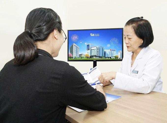 Bác sĩ Quý Khoa hướng dẫn phụ nữ nhiễm HPV theo dõi sức khỏe định kỳ. Ảnh minh họa: Thanh Luận