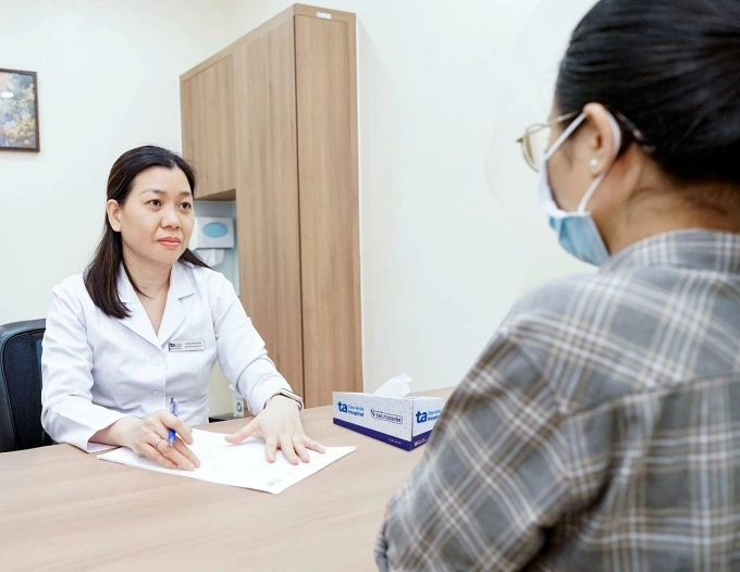 Bác sĩ Hà đang thăm khám cho người bệnh. Ảnh: Bệnh viện Đa khoa Tâm Anh