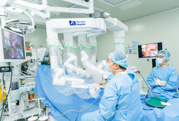 Một ca phẫu thuật nội soi có sự hỗ trợ của robot tại Bệnh viện Đa khoa Tâm Anh. Ảnh: Bệnh viện cung cấp